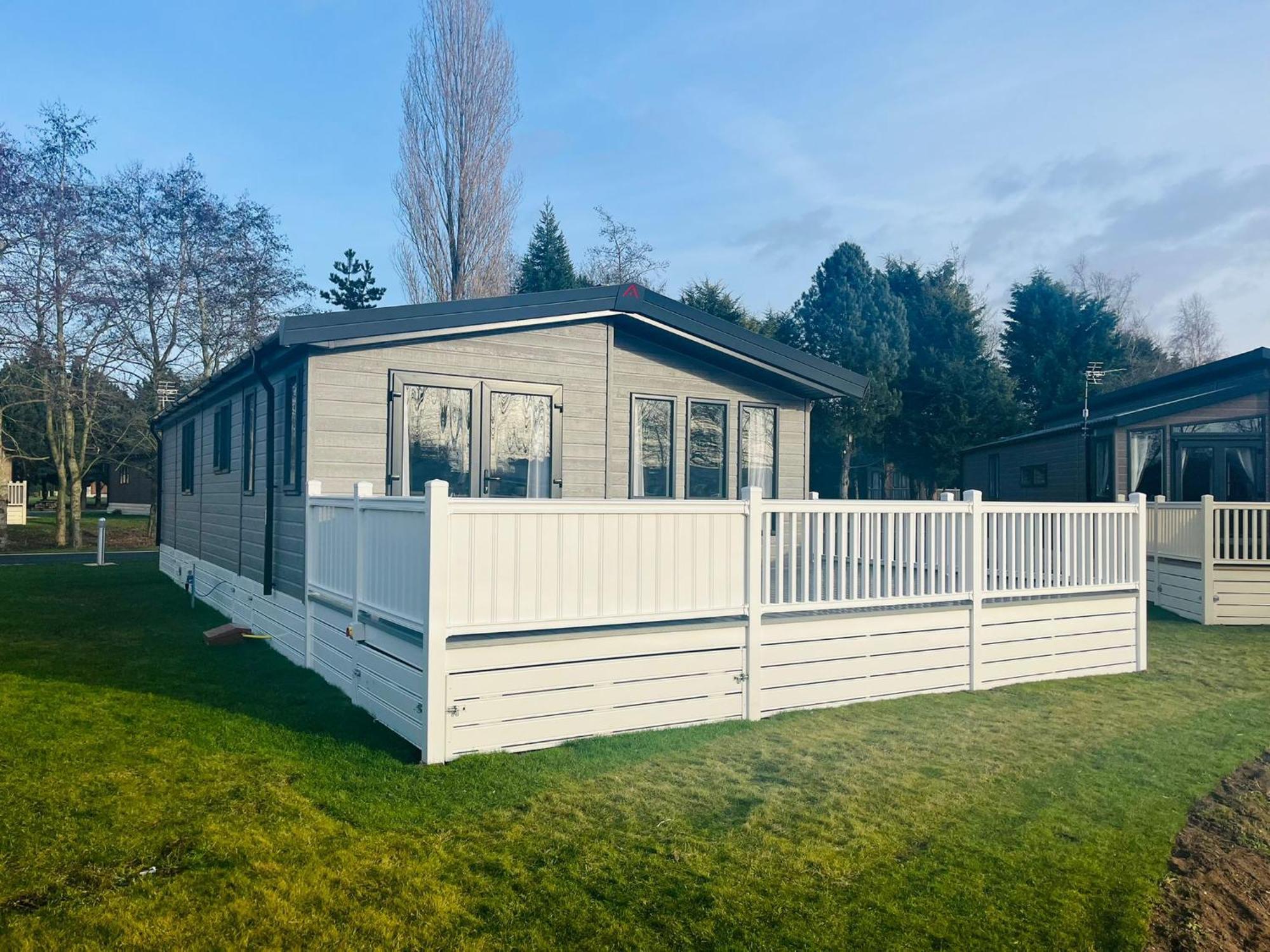 Bridgeview Lodge With Hot Tub York Exterior photo